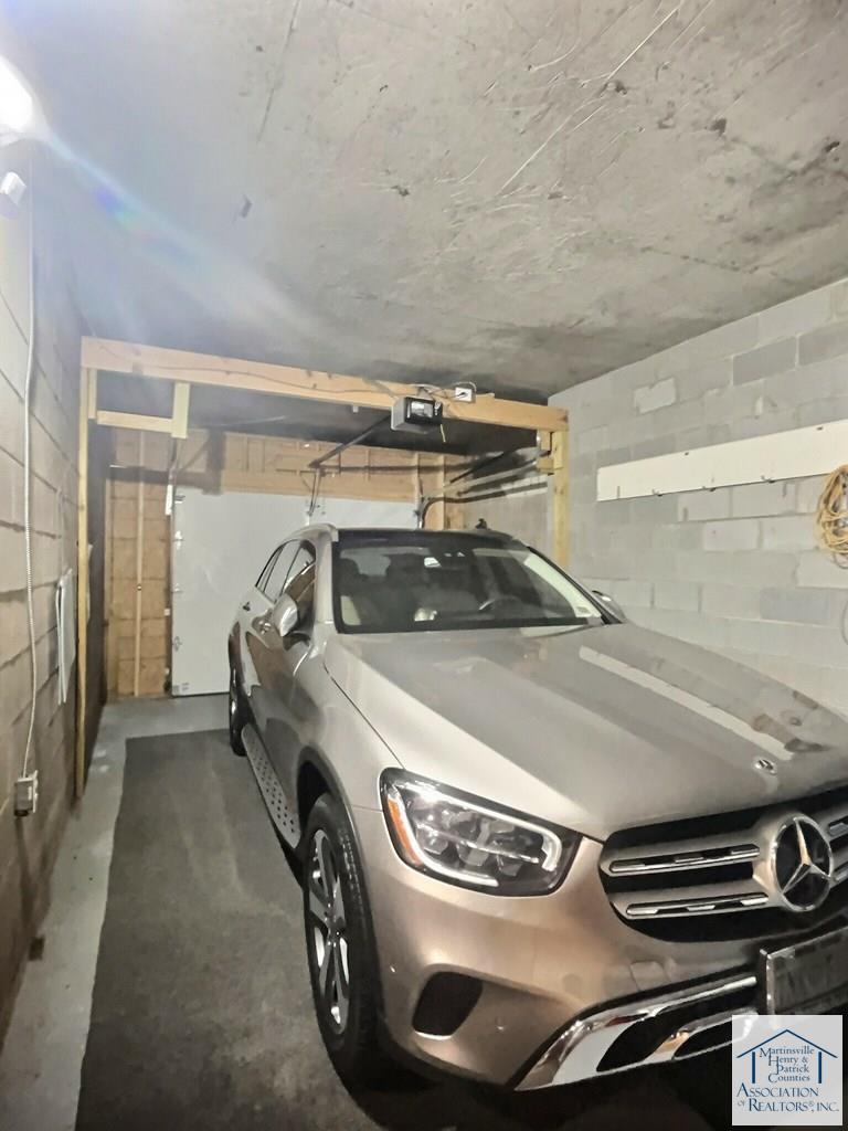 Attached 1-Car Garage 