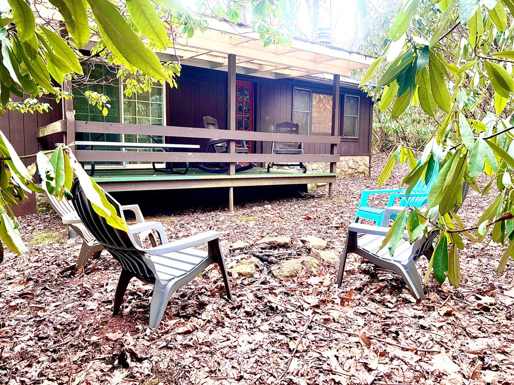 Covered Porch ,Back yard Fire pit , creek 