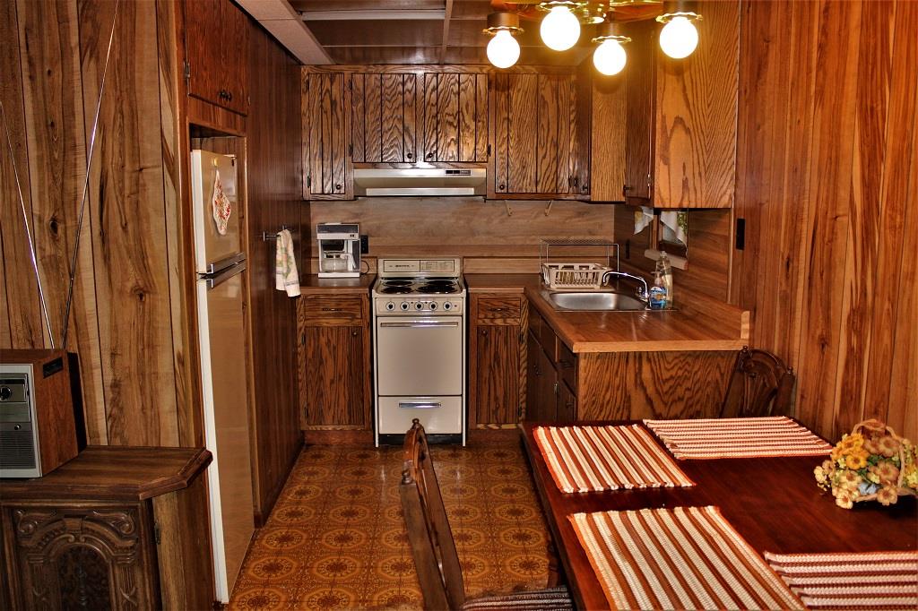 Small Cabin - Kitchen