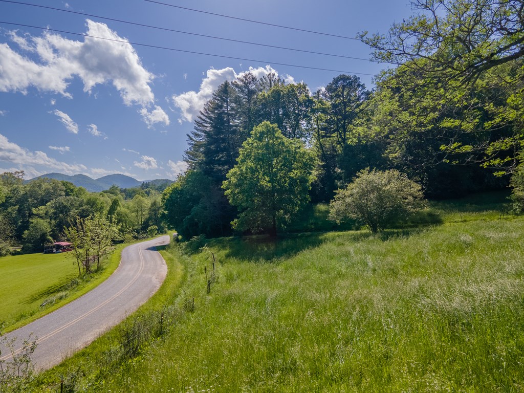 600 + Feet of Paved Frontage