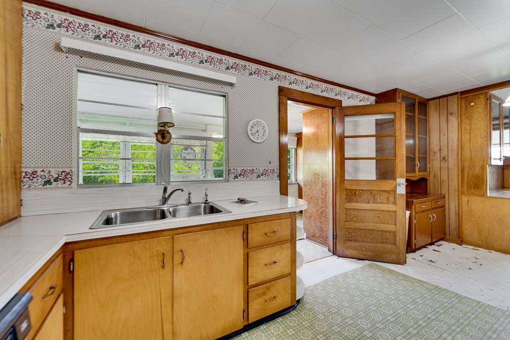 Sunny Kitchen, Lots of Natural Light