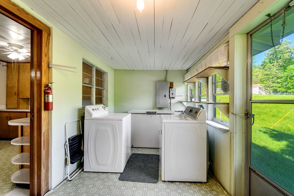 Laundry Room, lots of windows 