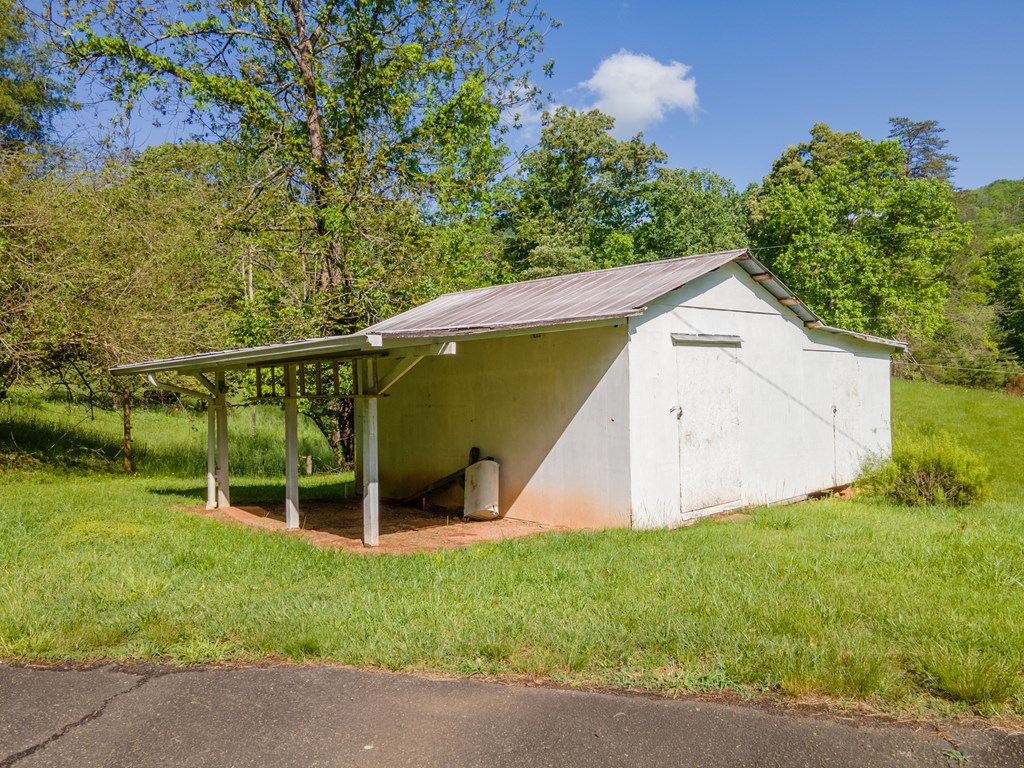 Outbuilding w/Lean To and 2 Storage Rooms