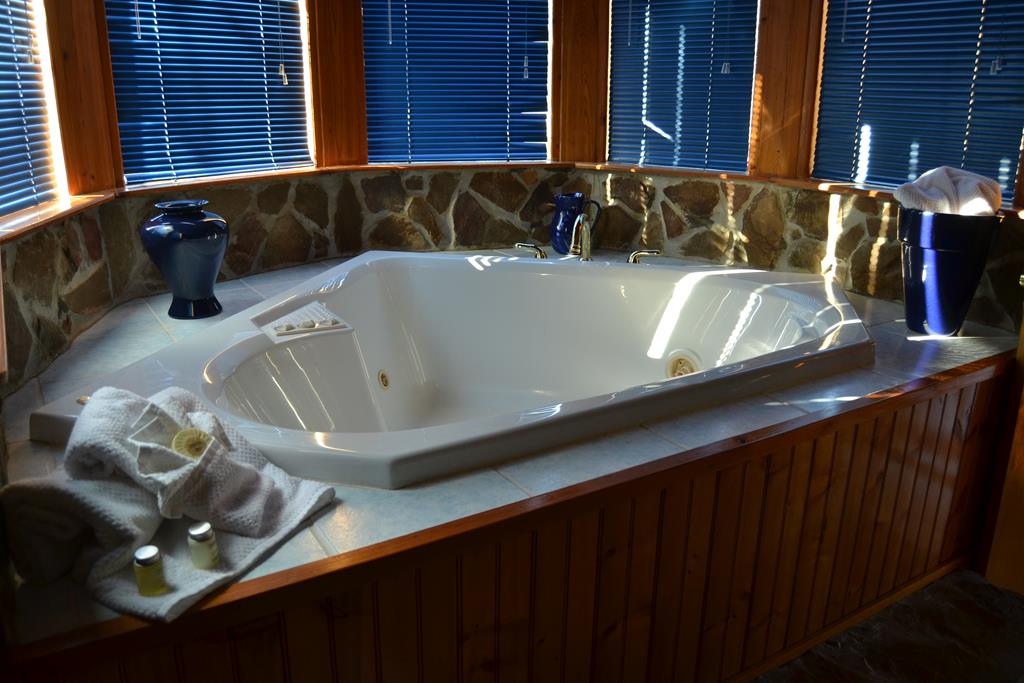Primary ensuite bath with jetted tub