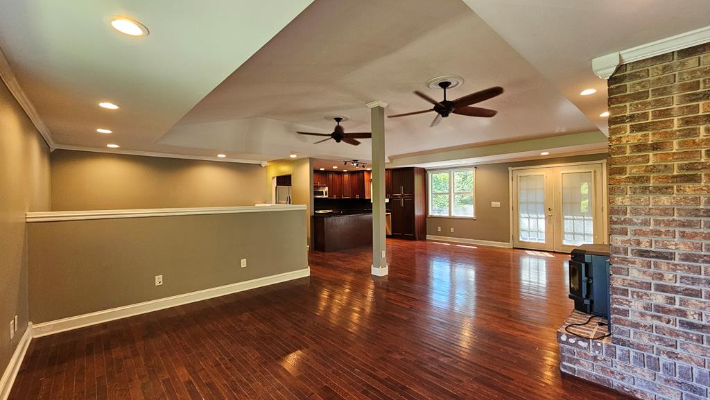 Living Room w/gorgeous hardwood floors