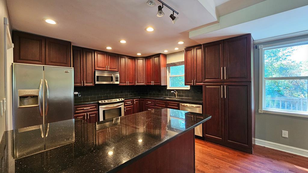 Awesome Kitchen w/ granite tops/Pantry/Wine Cooler