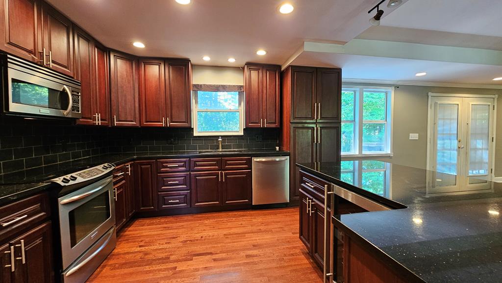 Awesome Kitchen w/ granite tops/Pantry/Wine Cooler