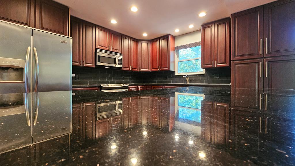 Awesome Kitchen w/ granite tops/Pantry/Wine Cooler