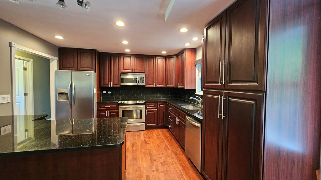 Awesome Kitchen w/ granite tops/Pantry/Wine Cooler