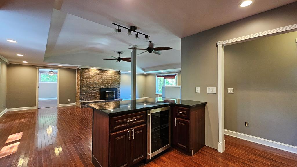 Awesome Kitchen w/ granite tops/Pantry/Wine Cooler