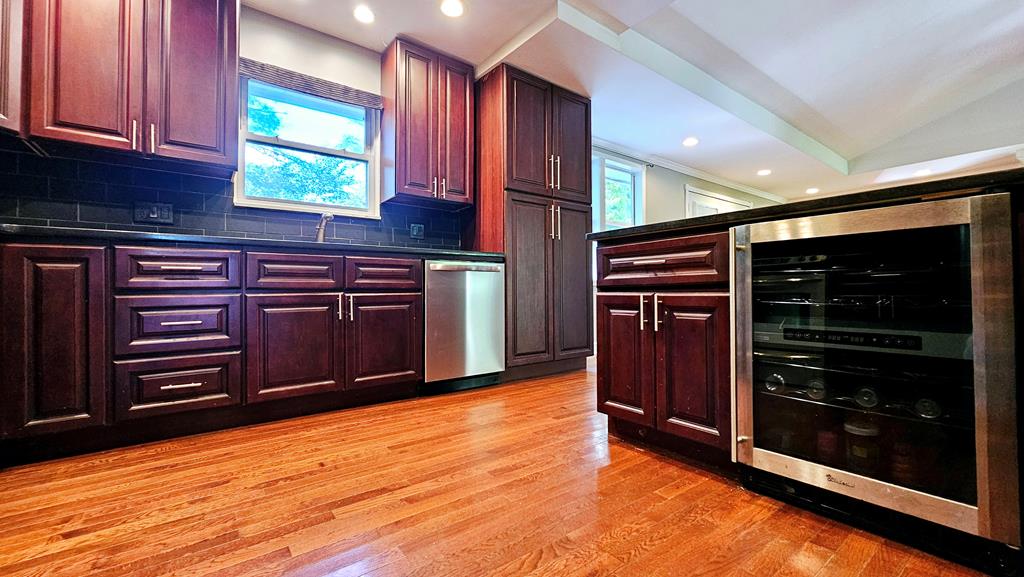 Awesome Kitchen w/ granite tops/Pantry/Wine Cooler