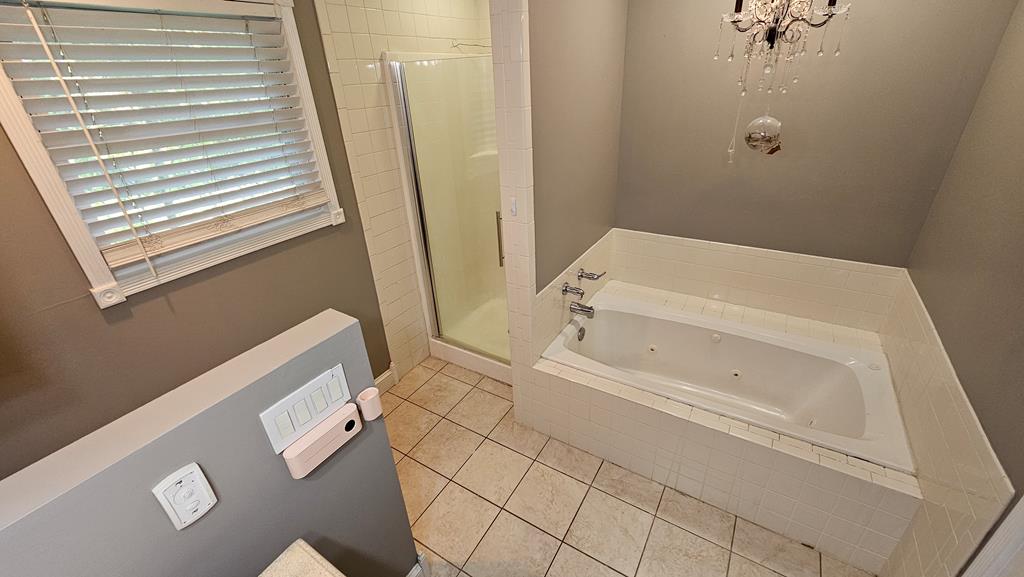 Primary/Master w/ Ensuite/ Jetted Tub