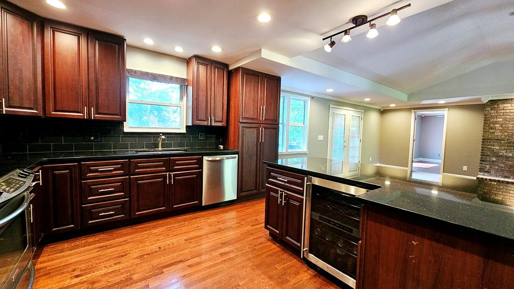 Awesome Kitchen w/ granite tops/Pantry/Wine Cooler