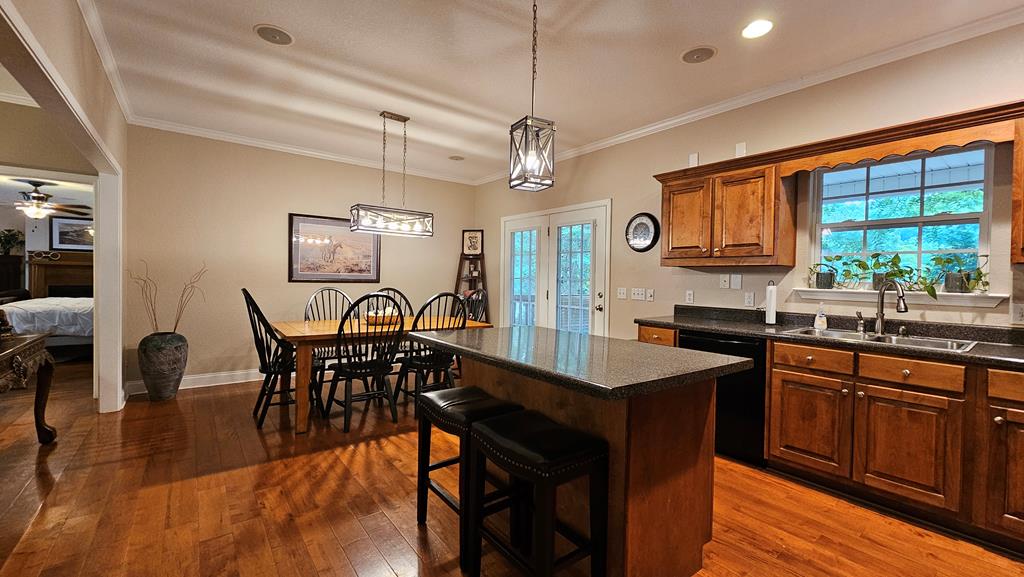 Fully equipped kitchen with Island and dining area