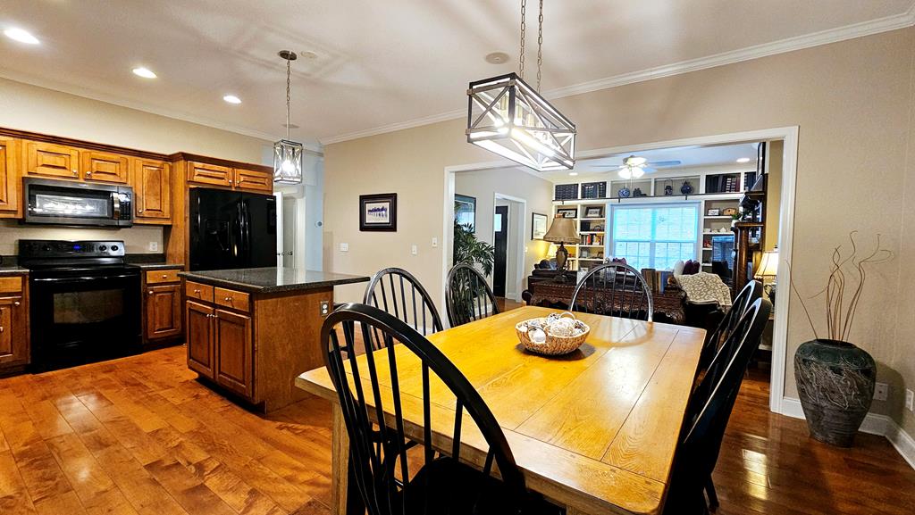 Fully equipped kitchen with Island and dining area