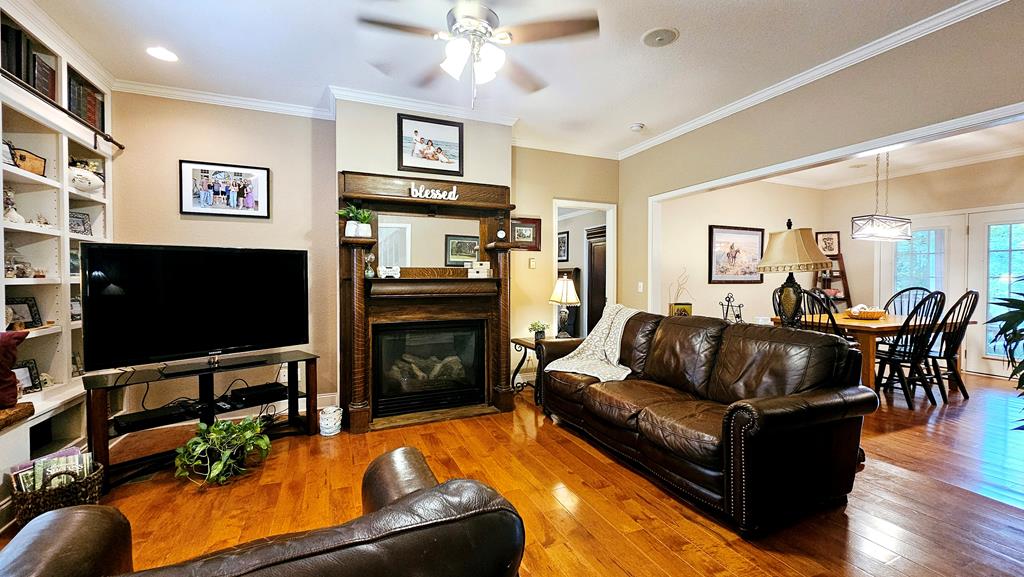 Main Level Living Room w/Gas Log Fireplace/hardwoo