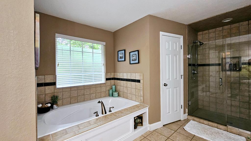 Primary/Master ENSUITE w/ ceramic floors, garden t