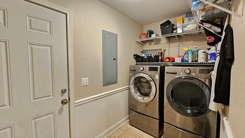 Main level laundry room w/Garage access