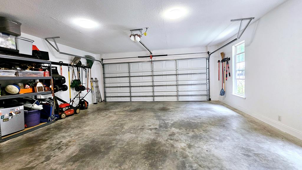 Large 2 car garage w/ easy kitchen access for unlo