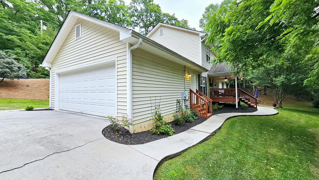 Pleasant walkway around the whole home/ rear deck 