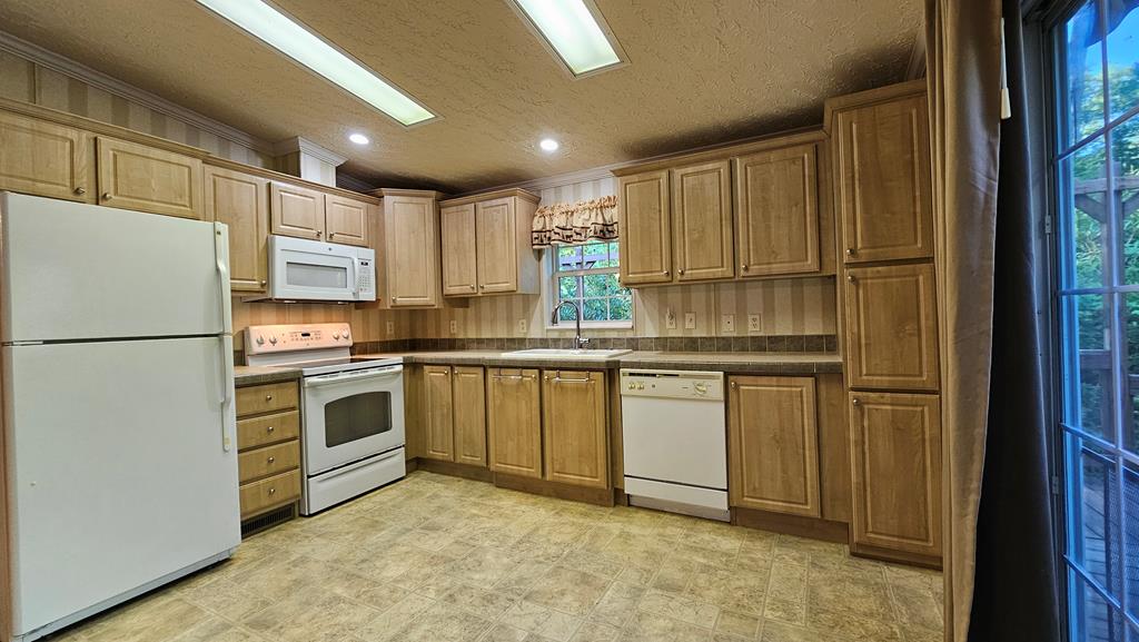 Fully appointed kitchen with Deck access