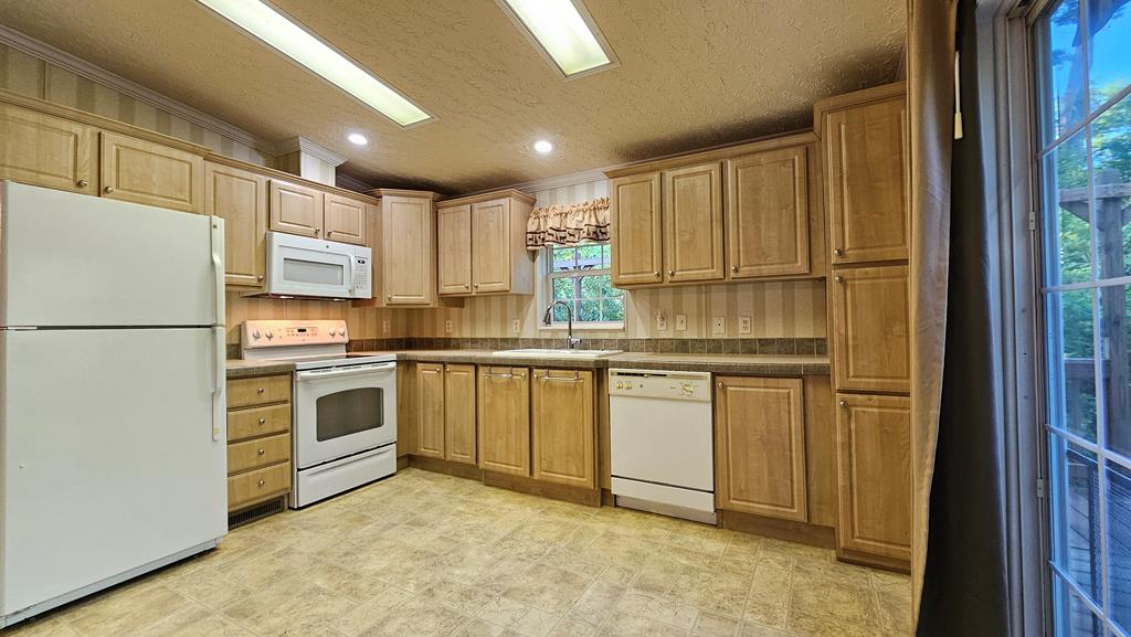Fully appointed kitchen with Deck access