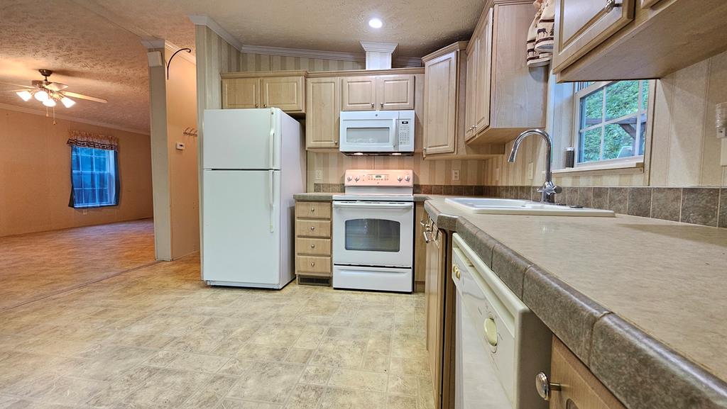 Fully appointed kitchen with Deck access