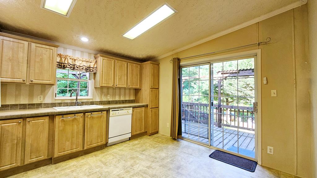 Fully appointed kitchen with Deck access