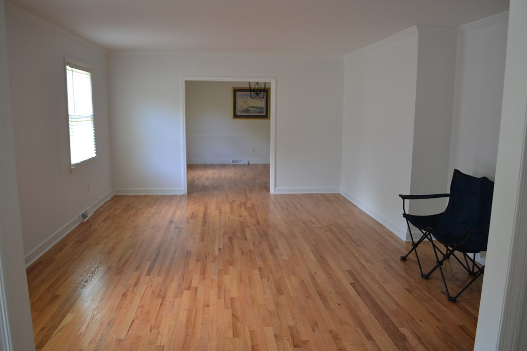 Large Living Room w/ beautiful Oak Floors