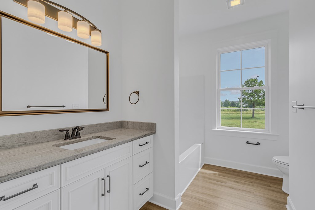 Hall bath with shower/tub