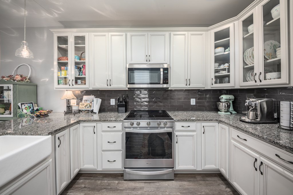 Gorgeous kitchen with tile backsplash