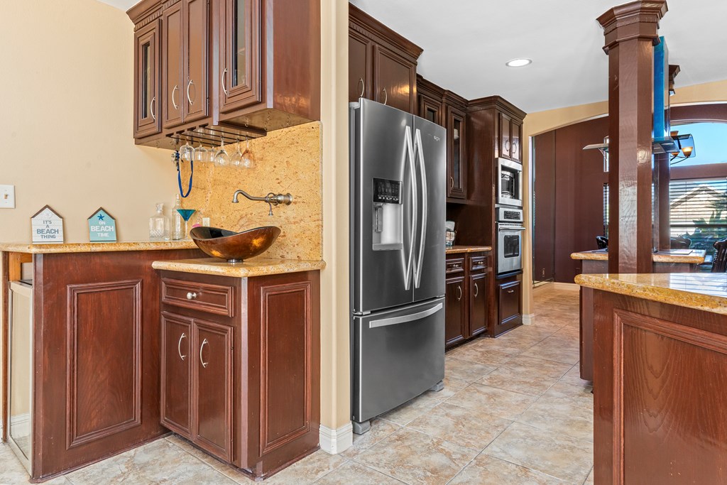Wet bar centrally located 