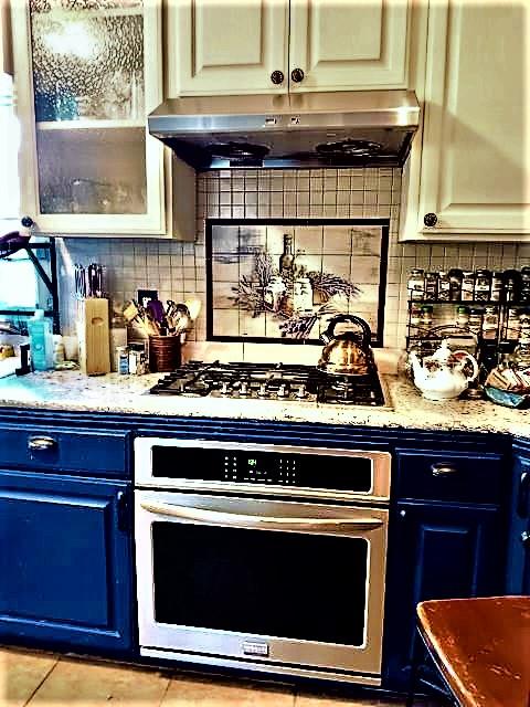 FAMILY KITCHEN WITH GOURMET STOVE HOOD 