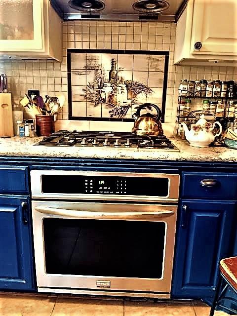 FAMILY KITCHEN WITH GOURMET STOVE HOOD 