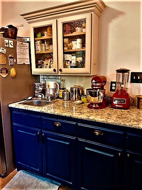 FAMILY KITCHEN WITH CUSTOM CABINETRY / COUNTERTOP 