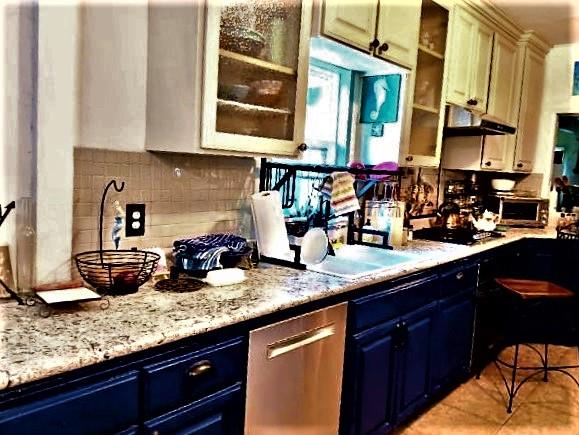 FAMILY KITCHEN WITH CUSTOM CABINETRY / COUNTERTOP 