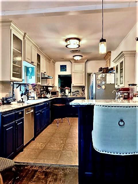 FAMILY KITCHEN WITH ISLAND BAR 