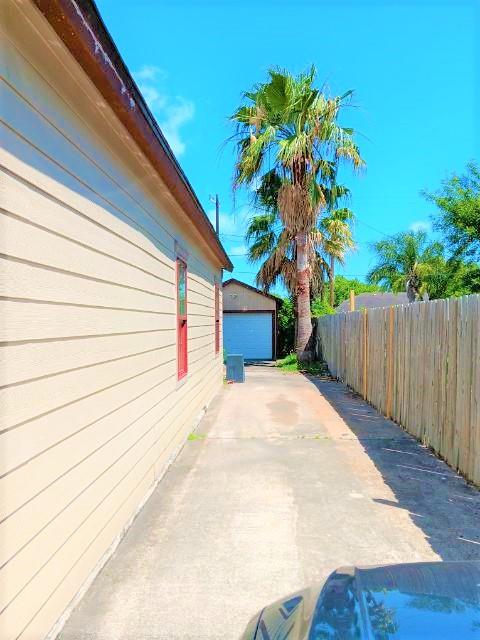 PRIVATE CONCRETE DRIVEWAY 1 CAR GARAGE 