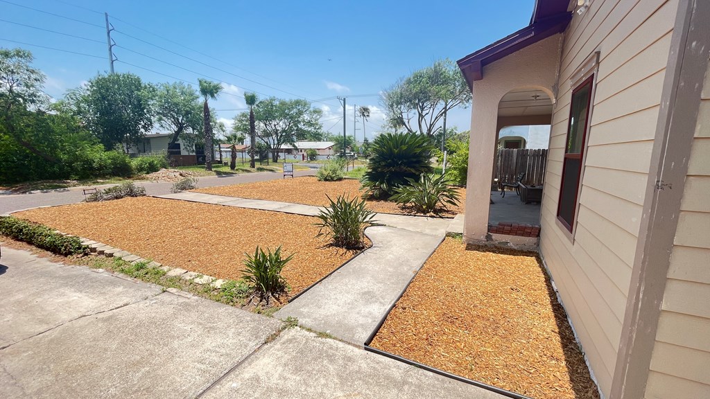 205 E JEFFERSON FRONT YARD LANDSCAPE 