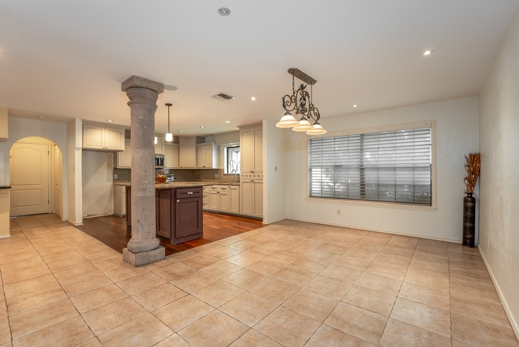 Kitchen and Breakfast Area