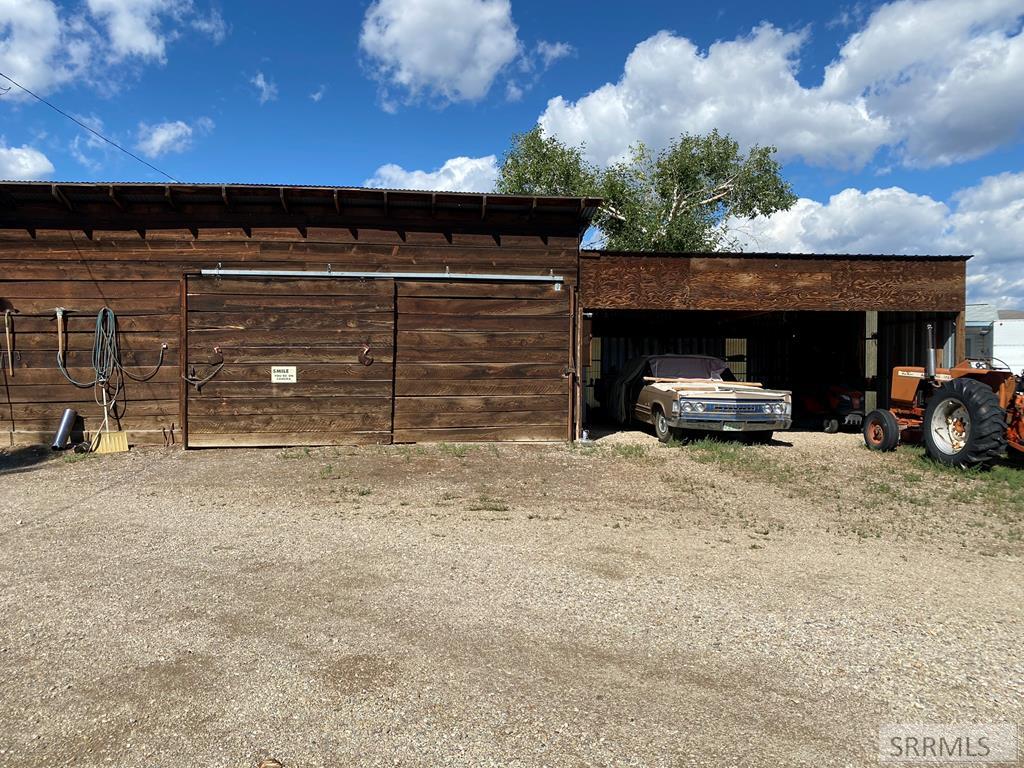 Shop w/ concrete floor & attached carport