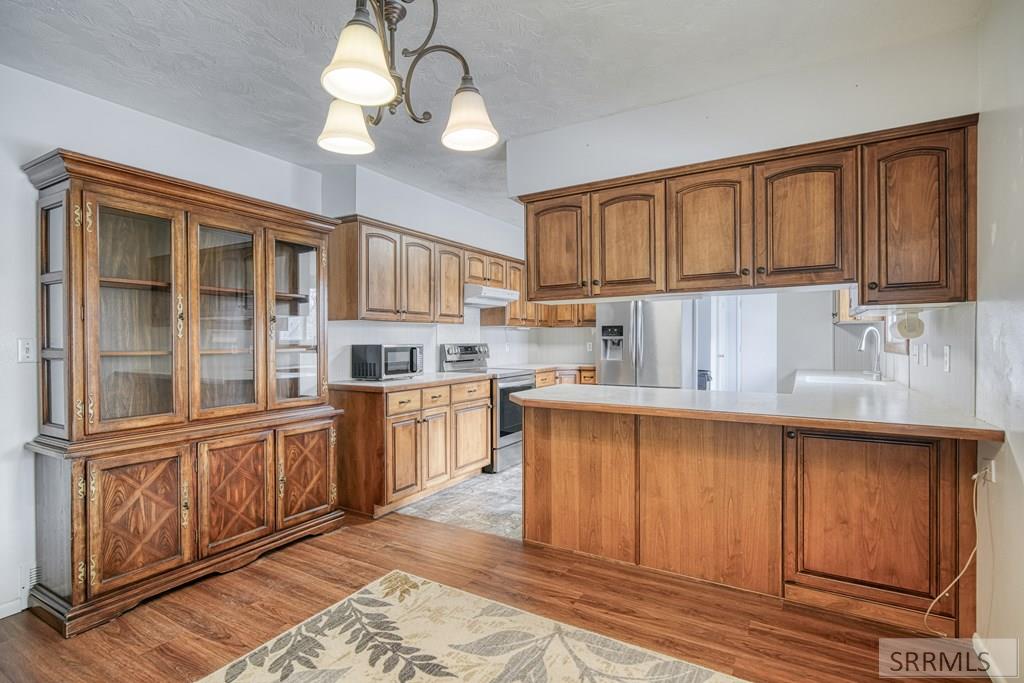 Dining Area & Kitchen