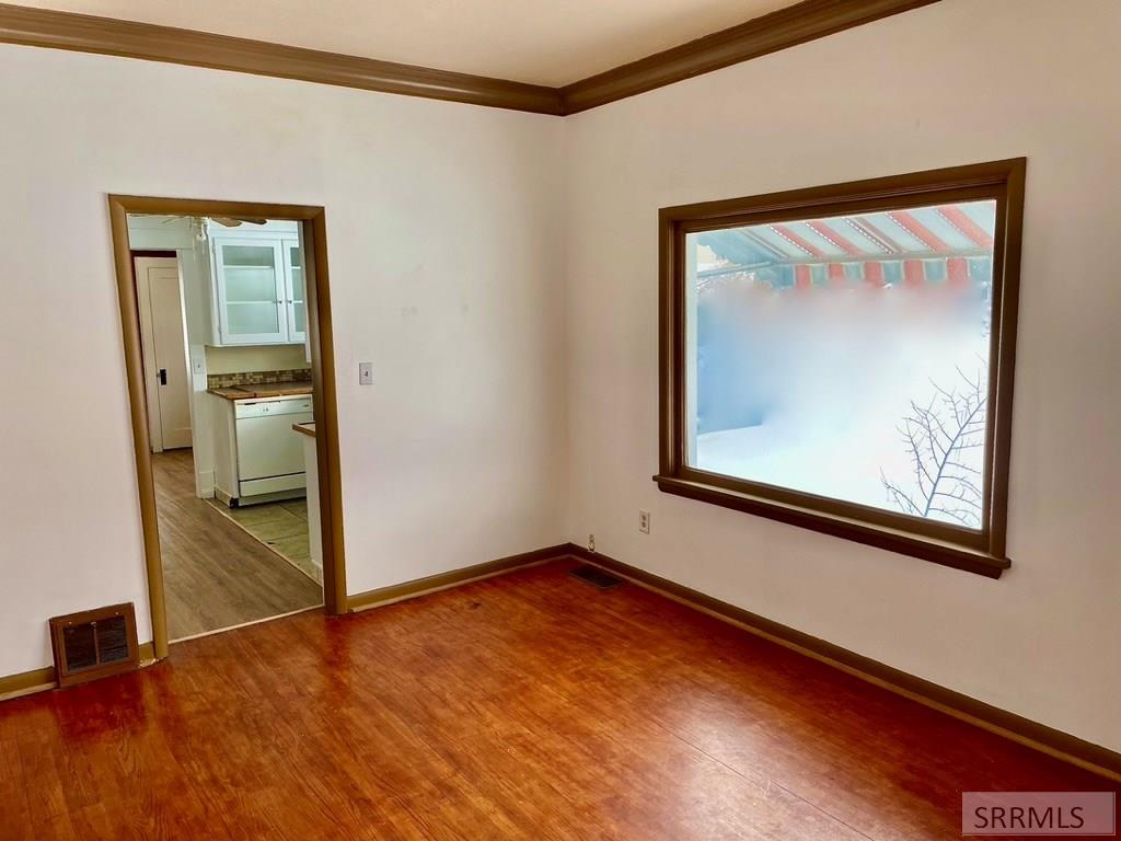 Dining area to Kitchen