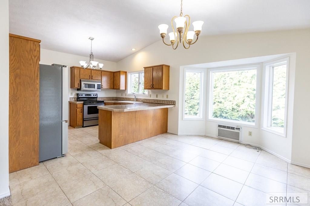 EATING AREA/KITCHEN