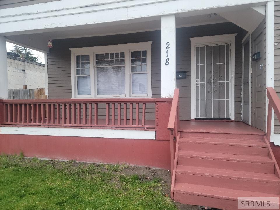 BIG COVERED PORCH!