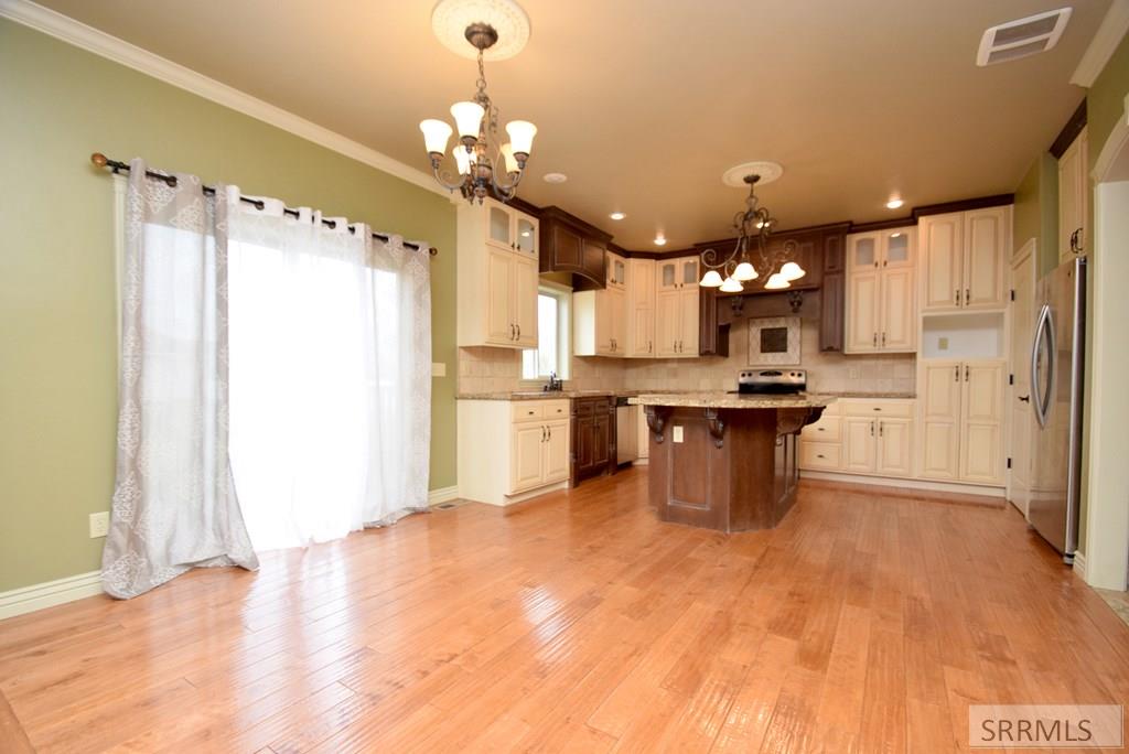 Dining Area to Kitchen