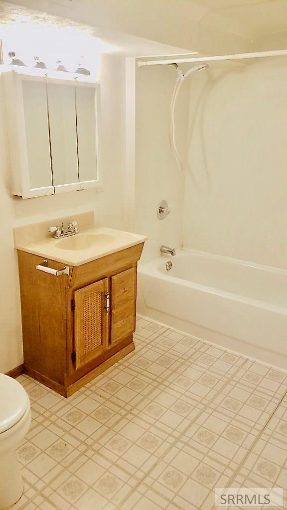 Unit #4 Bathroom