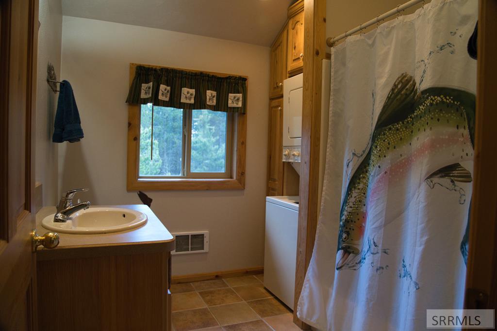 Upstairs Bath with washer/dryer