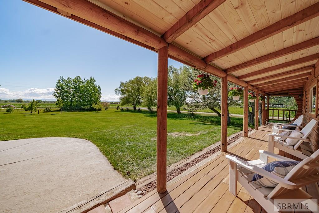 Covered front porch with mountain views 