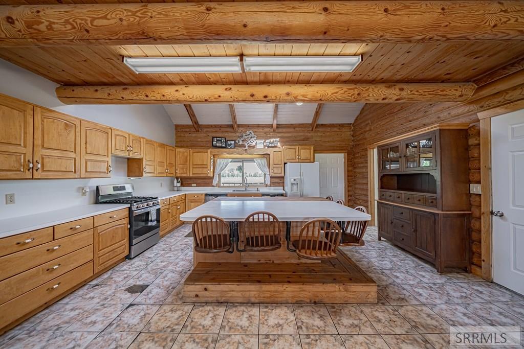 Kitchen w island